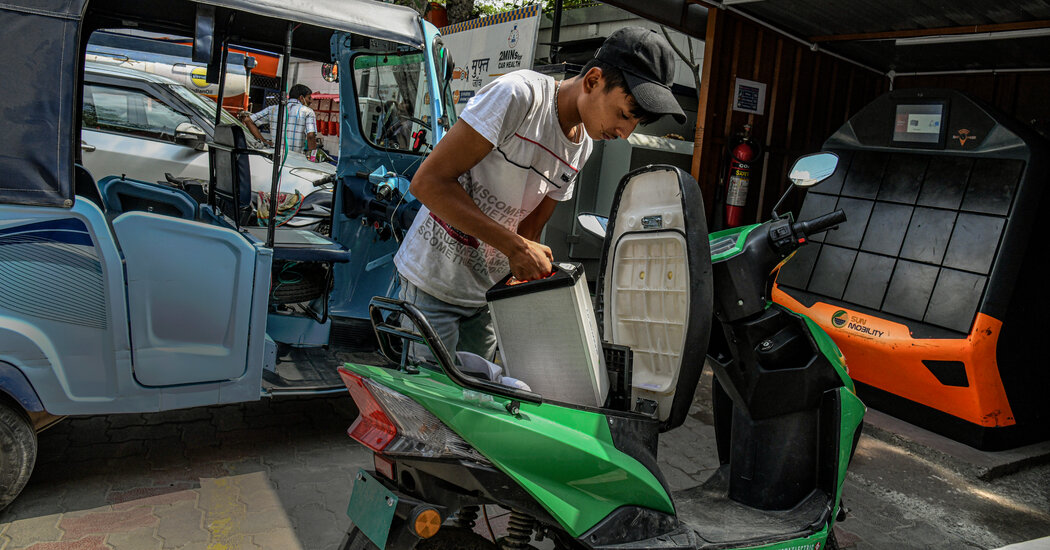 India’s Electric Vehicle Push Is Riding on Mopeds and Rickshaws